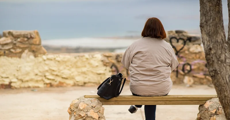 Voyager seule quand on est une femme ou un senior : ce qui change vraiment